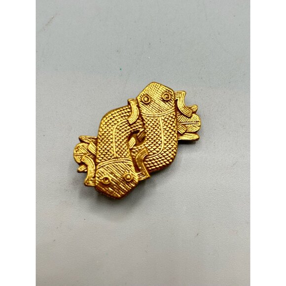 Vintage Koi Fish Pisces Gold Tone Brooch Pendant Nicely Detailed Maker Signed - Picture 2 of 6